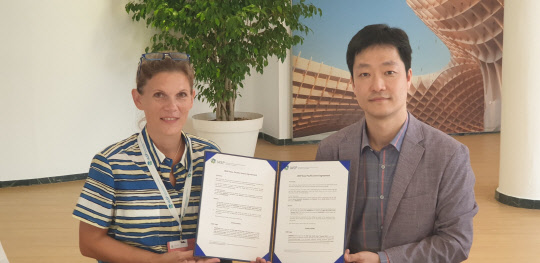 박후근(오른쪽) 특구재단 국제협력팀장이 스페인에서 '2023년도 IASP 아태지역 총회 대덕특구 개최 협약'을 체결하고 기념촬영을 하고 있다.  특구재단 제공